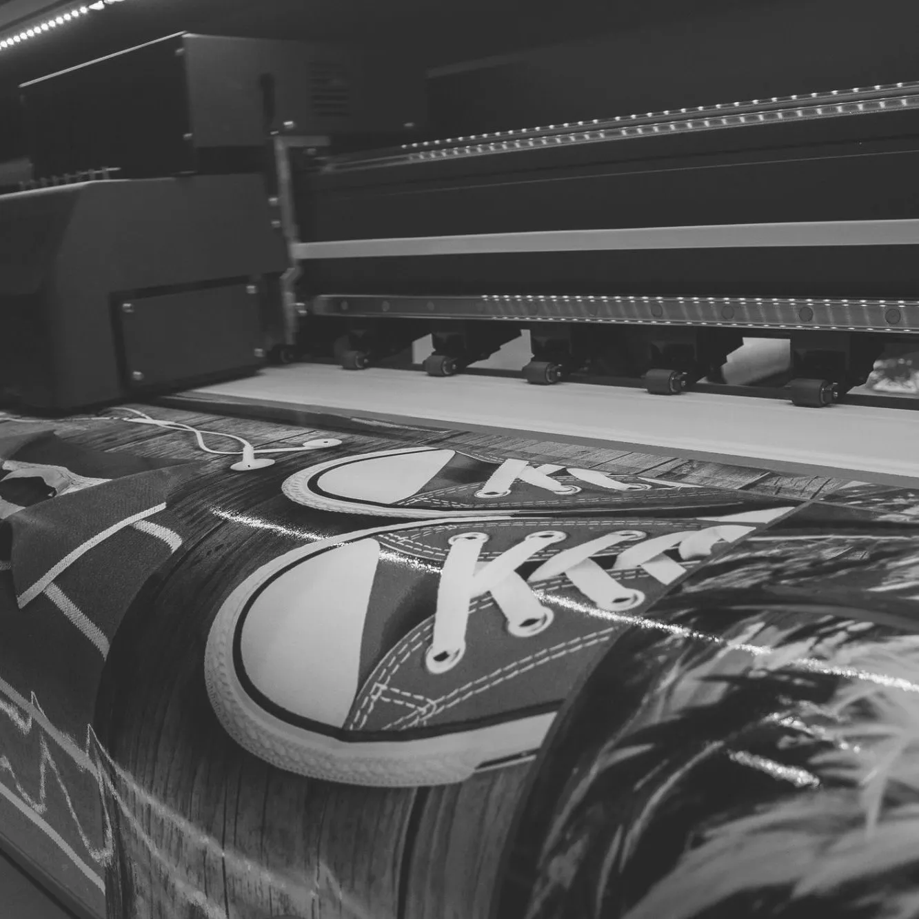 Large vinyl printing machine, in black and white